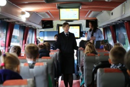 В Калининском районе Санкт-Петербурга прошли занятия с учащимися в автобусе-тренажере «Школа дорожной безопасности».