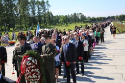 На Пискаревском кладбище почтили память погибших в годы Великой Отечественной войны 