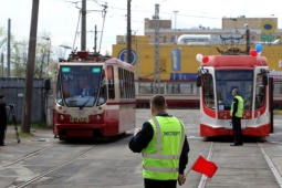 Горэлектротранс проверил к зиме исправность знаков  «Внимание, пассажир!» на трамваях