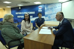 Депутат Дроздов провёл прием жителей Калининского района