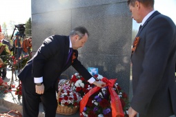 На Пискаревском кладбище прошла торжественно-траурная церемония