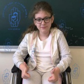 Наши крышечки помогли маленькой девочке учиться ходить!