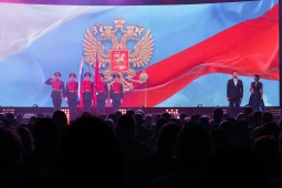 Александр Беглов со сцены Ледового дворца поздравил работников промышленных предприятий Петербурга с профессиональным праздником