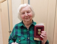 Вручение памятных знаков в честь 80-летия Ленинградской Победы на дому