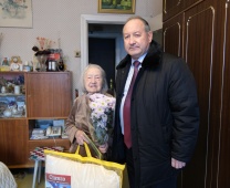 Глава муниципального образования Игорь Пыжик поздравил 100-летнего юбиляра, почетного жителя МО Академическое 