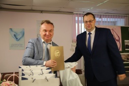 Медицинские работники начинают принимать поздравления с профессиональным праздником