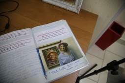 В демонстрационном зале продолжается выставка картин Александры Карповой