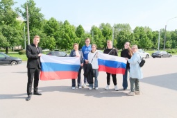 В преддверии празднования Дня России в муниципальном образовании Академическое прошла акция «Российский триколор».