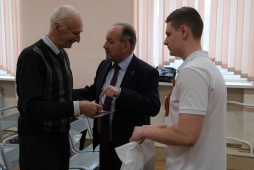 Продолжается вручение памятных медалей в честь 80-летия Победы