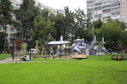 Завершаются работы по комплексному благоустройству детской площадки по адресу: Вавиловых, 15, к. 1