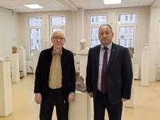 В художественном училище им. Н.К. Рериха открылась персональная выставка Шамиля Ворошилова