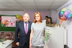 Медицинские работники начинают принимать поздравления.
