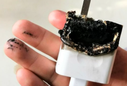 Оставлять зарядное устройство в розетке — опасно! Оставлять зарядное устройство в розетке — опасно!
