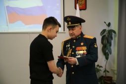 Учеников и выпускников 145-й кадетской школы ФСО России наградили медалью «За участие в военном параде в ознаменование 80-летия Победы в ВОВ»