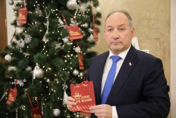 Глава муниципального образования Академическое Игорь Пыжик присоединился к ежегодной новогодней акции «Дерево желаний»