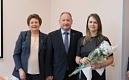 Медицинские работники продолжают принимать поздравления.