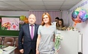 Медицинские работники начинают принимать поздравления.